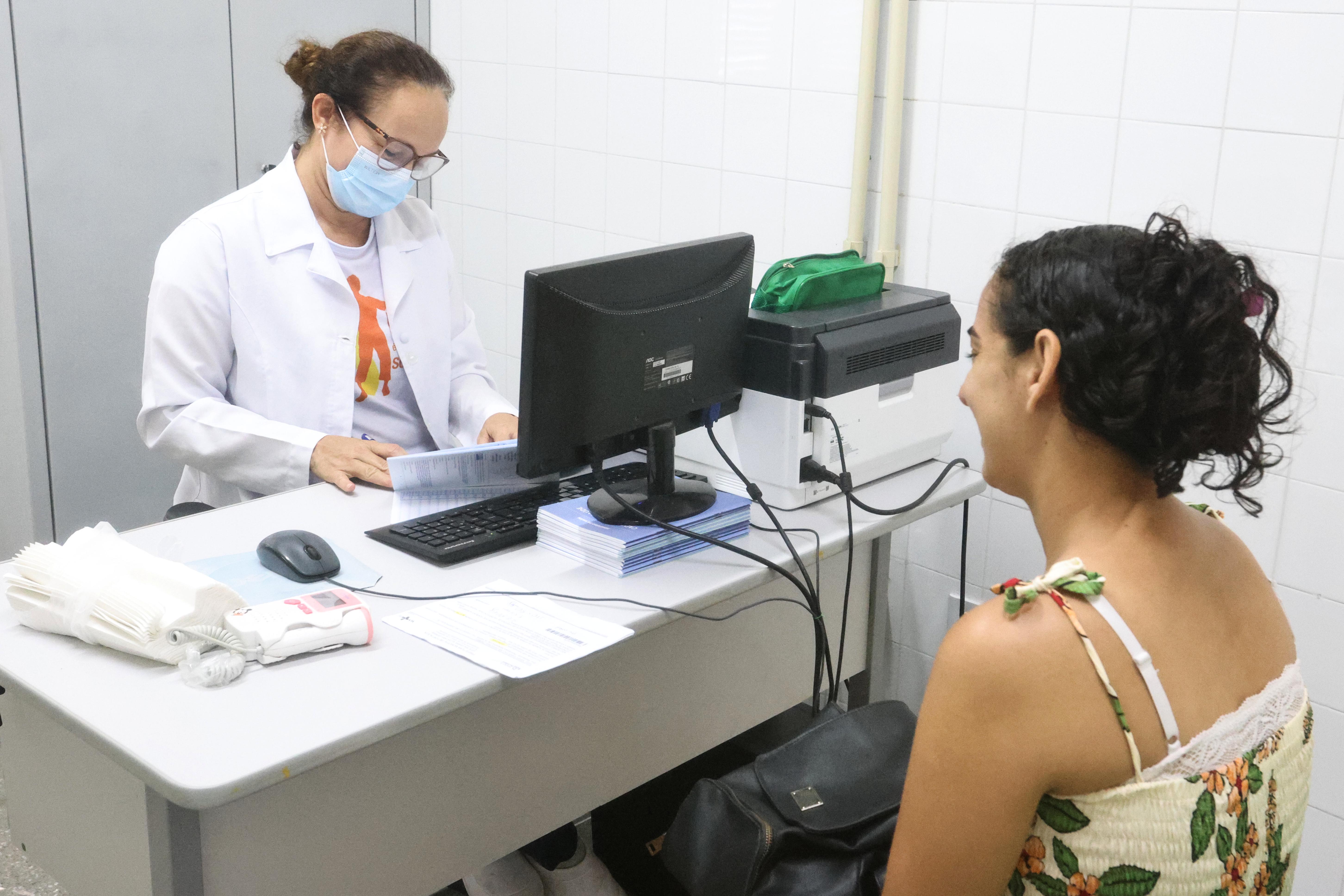 médica atendendo paciente no posto de saúde